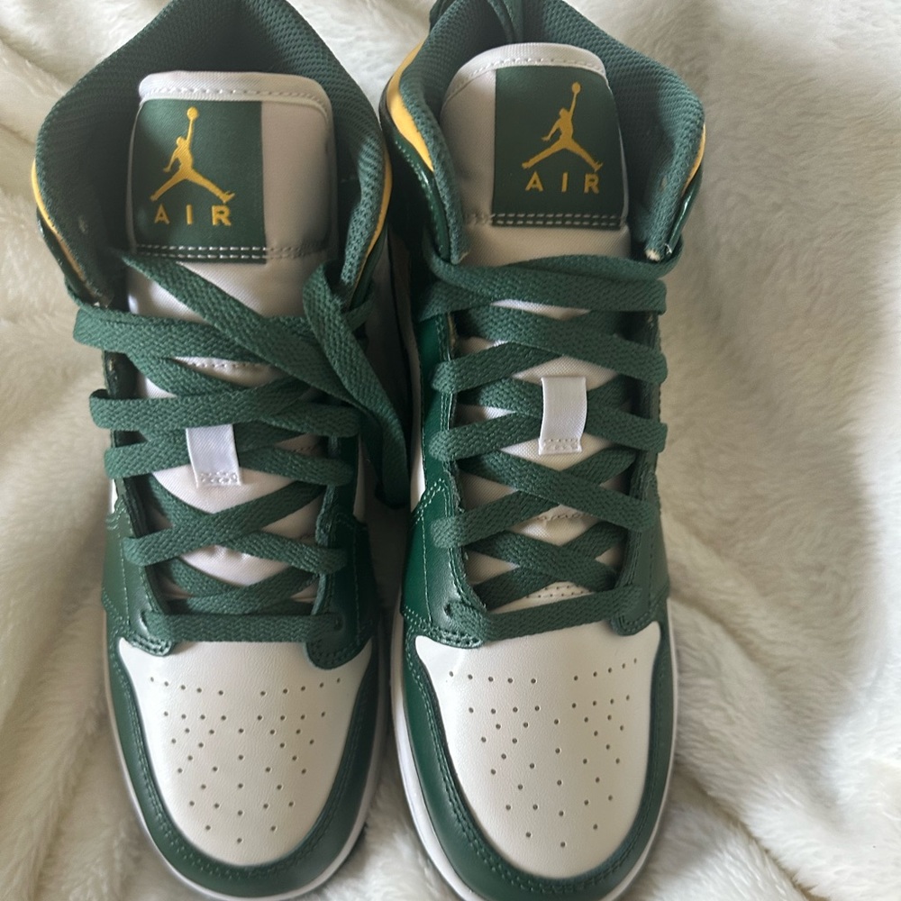NWT AUTHENTIC AIR JORDAN 1 MID 🏀👟YOUTH 6.5-SOLD